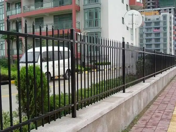 小区铁栅栏围墙