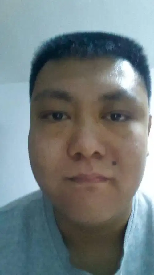 我是174cm190多斤的胖人,有点方的圆脸,目前理的平头,那种脸盘倒是能