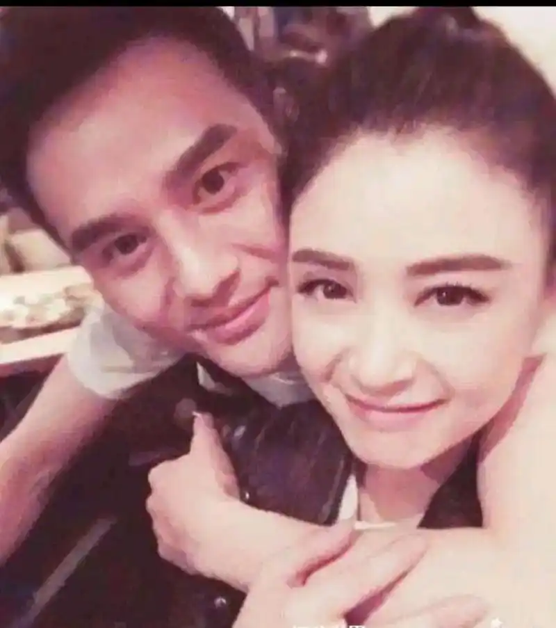 但是他们两人只是普通朋友而已,并没有恋爱,也没有结婚,网上关于蒋欣