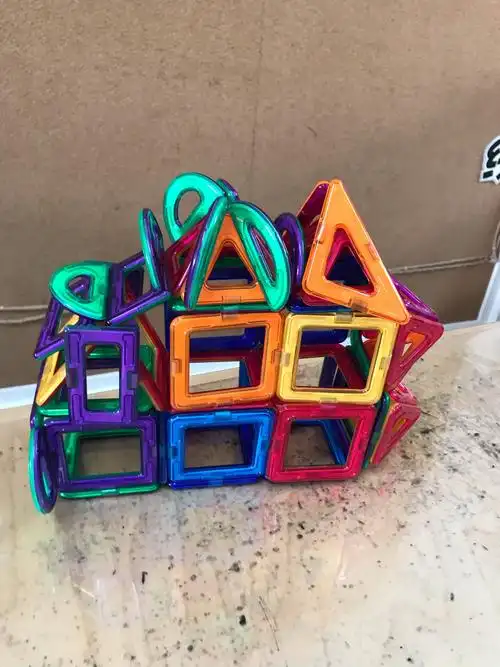 益智区用磁铁拼成的商场