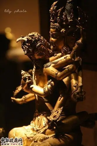 欢喜佛缠绵交织的手臂