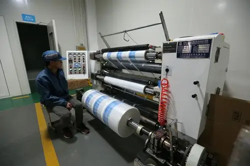 塑料薄膜分切机制袋车间一角冲切车间一角裁床办公一角样品展示柜仓库