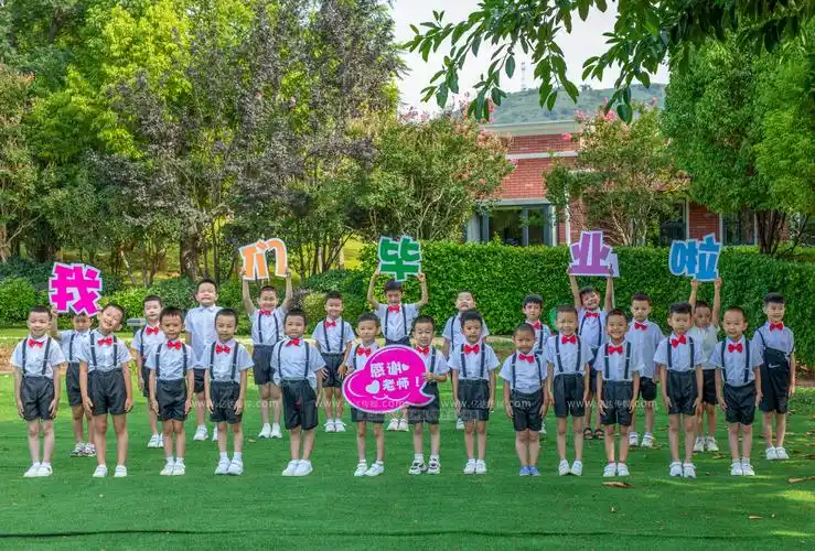 文山河滨幼儿园2020级大班毕业照活动