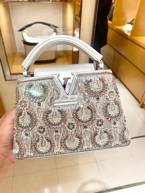 lv圣诞限量款capucinesmini