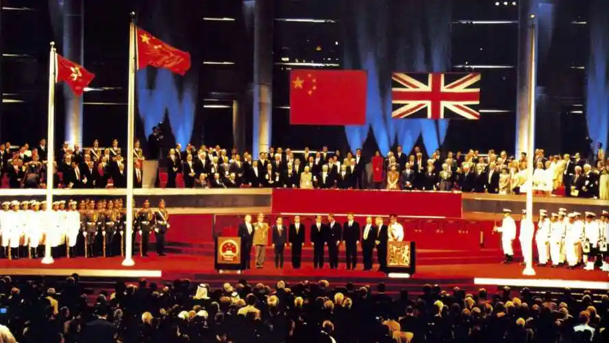 1997年7月1日 中国政府开始对香港恢复行使主权.