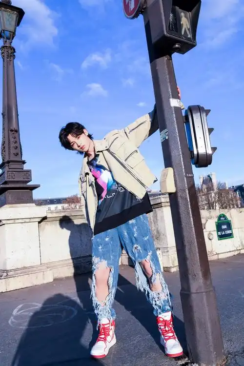 justin黄明昊站在16岁的尾巴上解读时尚