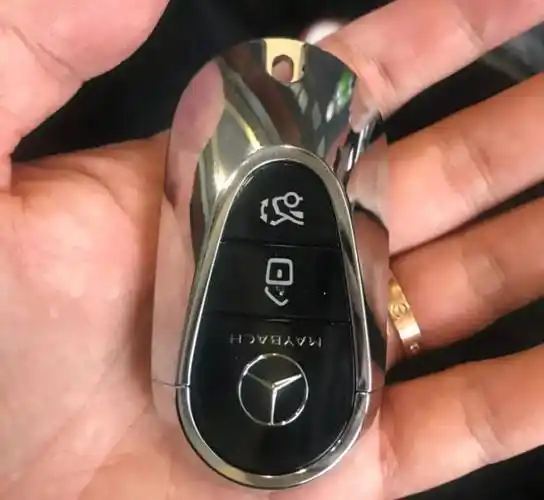 随后车主拿出了奔驰迈巴赫s480的车钥匙,造型中规中矩,不像宝马的液晶