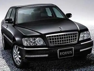 宾利汽车以其标志性的老鹰展翅车标著称,这是一款源自英国的豪华汽车