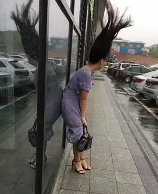 台风天妹纸们还是别出门了,裙子伤不起!