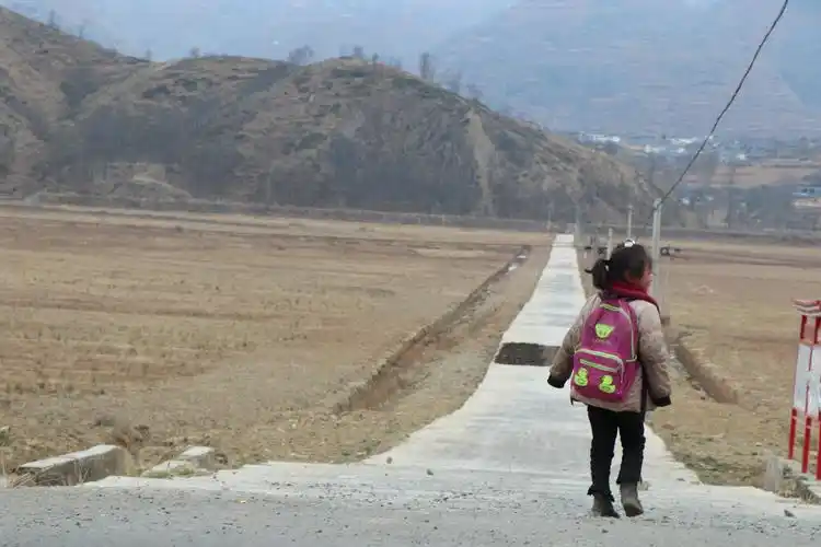 开往山区贫困孩子心里的"免费车票"