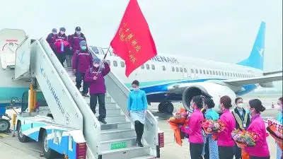 我省支援湖北医疗队首批返闽人员平安凯旋于伟国唐登杰在福州迎接