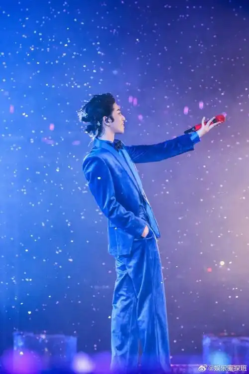 华晨宇穿了十年前快男夺冠的衣服