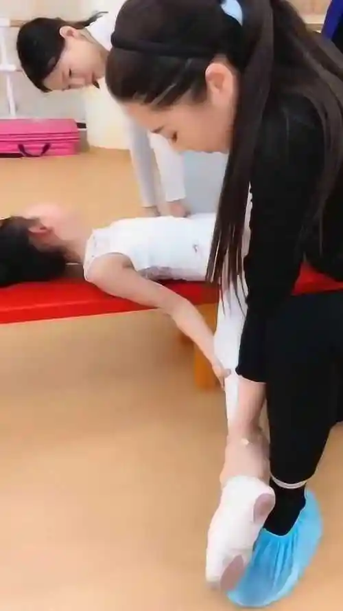 舞蹈房的一幕小女孩练习基本功被压胯成这样哭声听着就心疼
