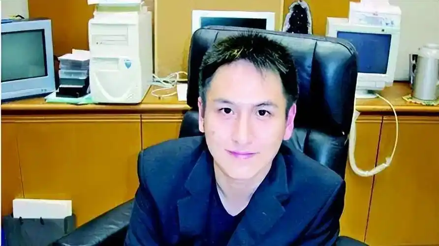 "汤臣少主"汤珈铖:,18岁做霸总身家百亿,39未婚成父母心病_汤君年