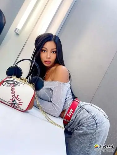韩国女歌手jessi近日在sns发布一组近照,以其性感火爆的身材,吸引了