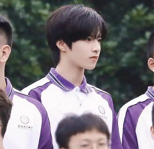 刘耀文回校拍毕业照:换校服后秒变高冷学长,就连气质都截然不同_舞台