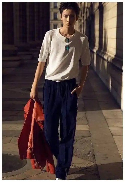 原创穿白色西服也能在街头上夺目花美男陈宥维教你怎么赢回头率