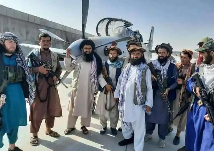 美国跌倒塔利班吃饱阿富汗缴获美国大量先进装备懂王很生气