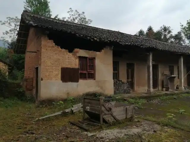 头条问答 - 农村老房子破旧了,重建和翻新相比哪个更合算呢?