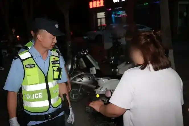 镇赉公安交巡警:持续加强"一盔一带"执法检查和宣传教育