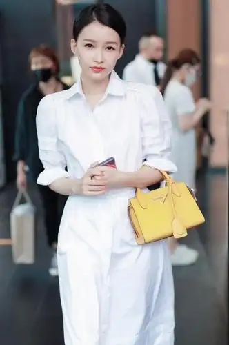 孙怡穿白色衬衫裙配出镜美成校花了