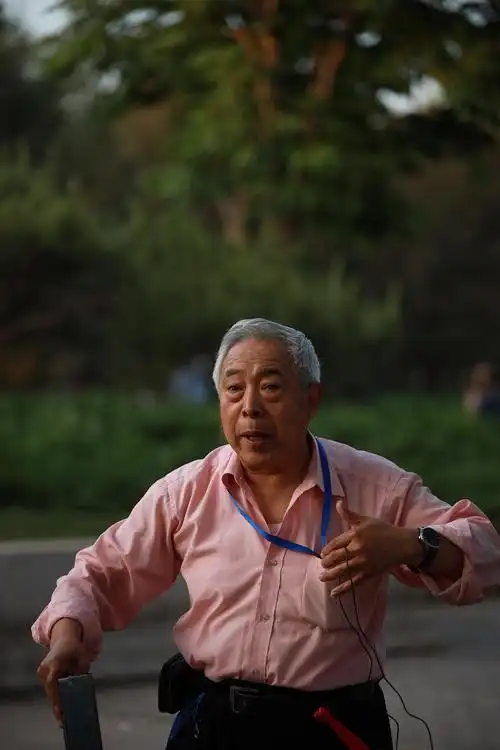 吹口琴的老爷子