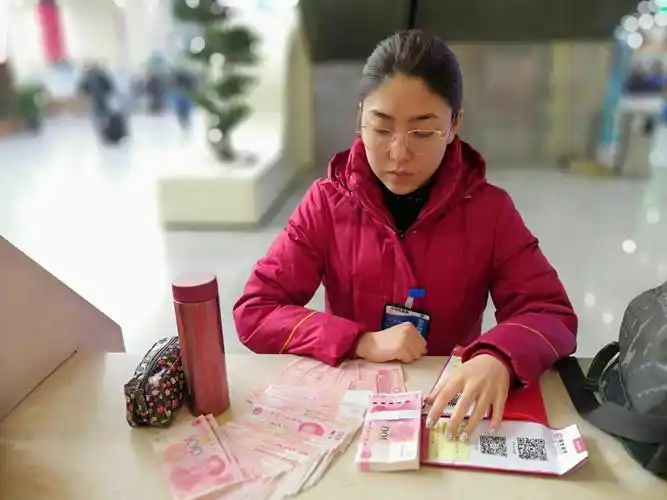 拾到现金一万五,如数交还给失主.