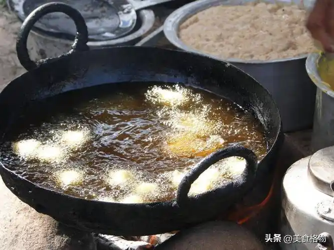 原创把猪皮放进滚烫油锅中瞬间变美食第一次见这样做法真好吃