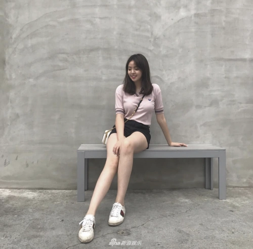 组图:王中磊爱女王文也晒美照 清纯可人身材好