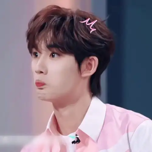 丁程鑫小表情好丰富,好可爱,干完坏事的表情:藏不住