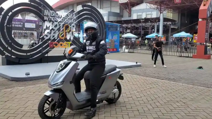 雅迪vfly飞越 战釜隼 f200 高性能电动机车 西班牙展会视频