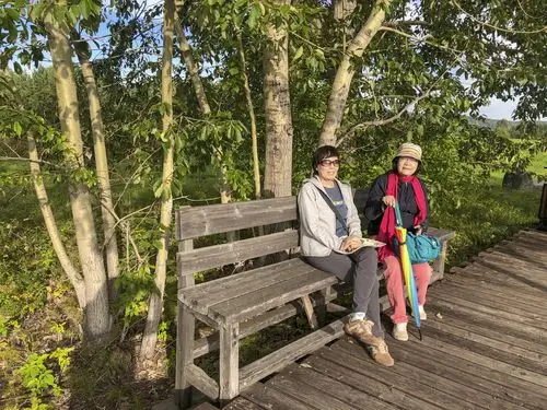 景区步道旁有木椅供游客休息.