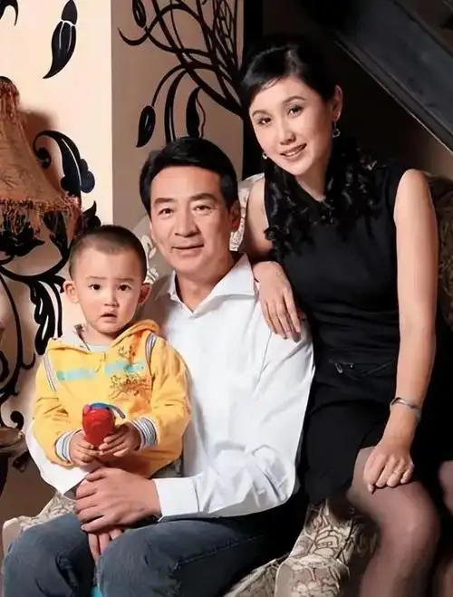 寇振海:与前妻离婚多年后,被女儿催婚,转身娶小21岁妻子