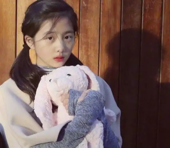 近日,黄磊的女儿黄忆慈在社交平台上晒出了一组短发自拍,照片中的她