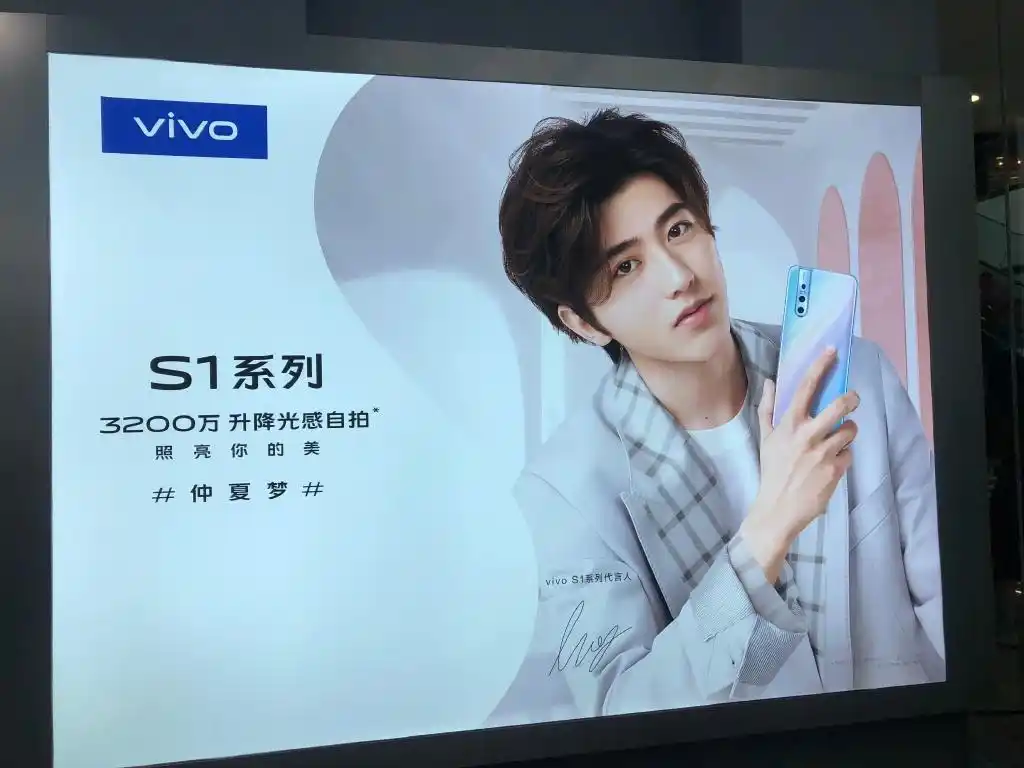 蔡徐坤人形立牌已上线 完美头身比好看到窒息