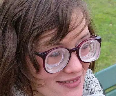 尤其对于和区花一样高度近视的宝宝们来说,隐形眼镜的发明真是造福了