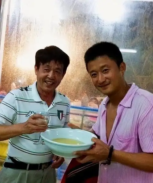 骗了我们49年,原来他就是吴京的父亲,难怪吴京能大红大紫