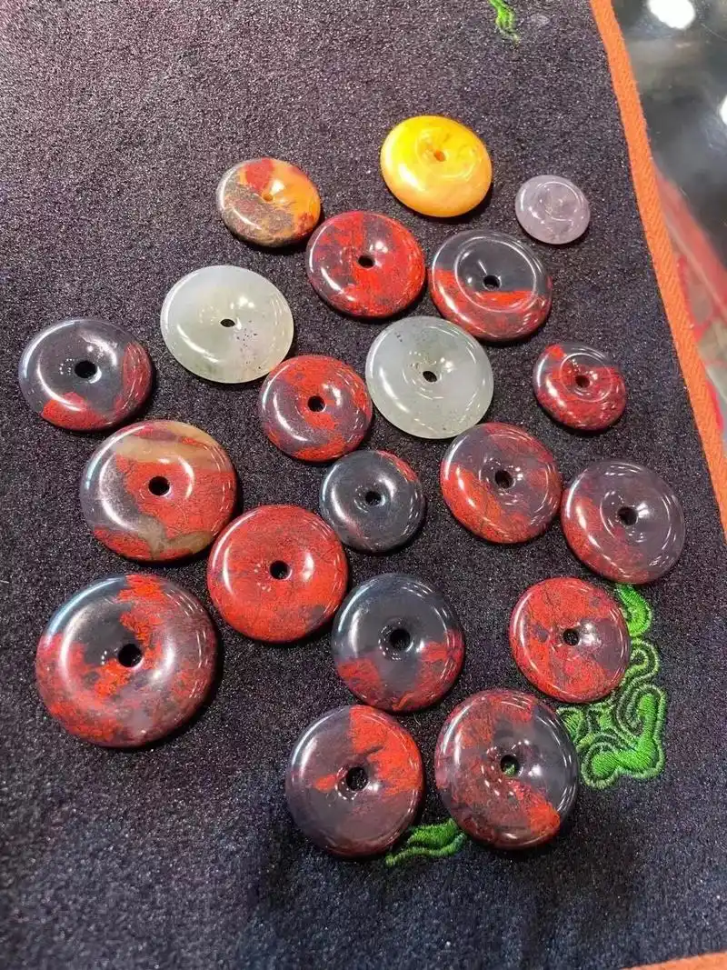 鸡血玉平安扣.#纯天然奇石 #美石分享 #俏色巧雕 #看得见 - 抖音