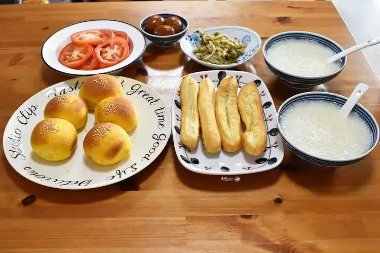 我们两个人都呆在家里的日子,两个人有充足的时间吃早餐,可以品尝一下