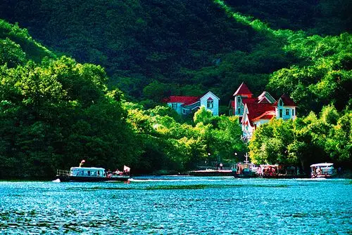 景区距宽甸县城60公里,距丹东市160公里,距沈阳市245公里