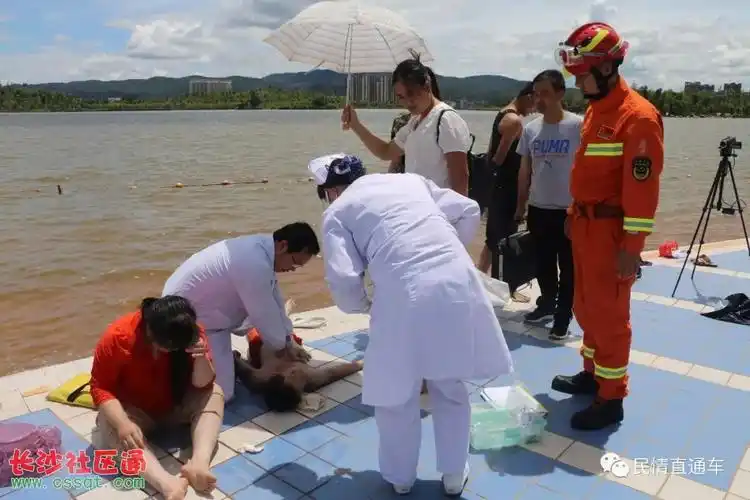 经过公安民警,消防队员和120急救人员的抢救,九岁男孩因溺水时间过长