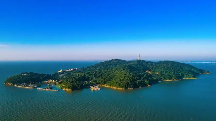 我国五大淡水湖之一,是长江流域的重要湖泊,内有很多湖湾和半岛_巢湖