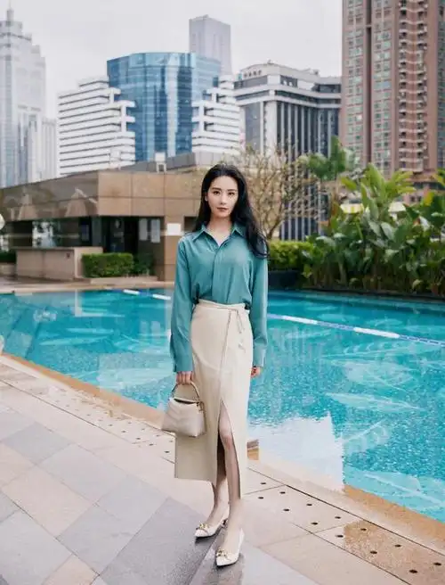 气质如兰刘诗诗都市丽人解读穿蓝色衬衫加开叉半身裙写真优雅干练