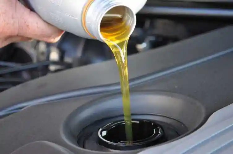 发动机机油和汽油罐