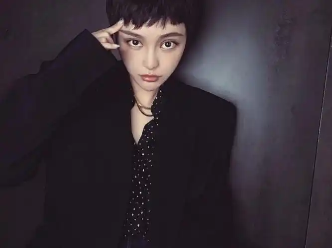 酷酷女生短发狗啃刘海气场十足