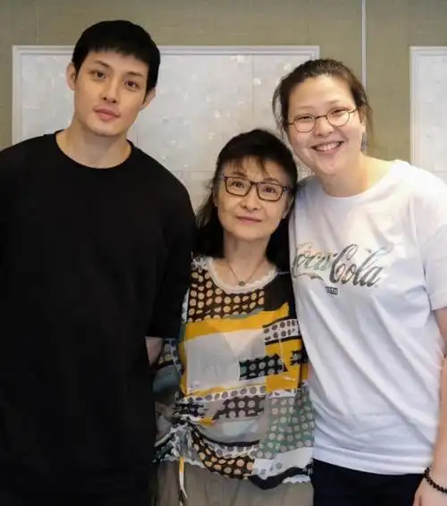 寇世勋现状,晚年经常跟原配一家混,二房3名孩子在国外念书