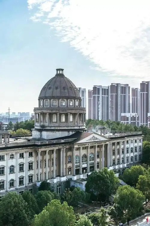 江汉大学是武汉市第一所公办高校也是武汉人最多的高校