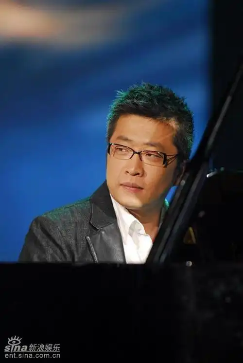 图文:小柯与钢琴的气质完美结合