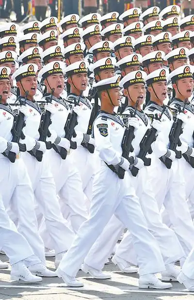 海军方队接受检阅.人民日报记者 雷声摄