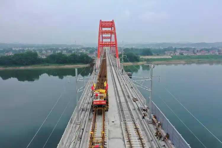 常益长铁路铺轨顺利到达资水特大桥